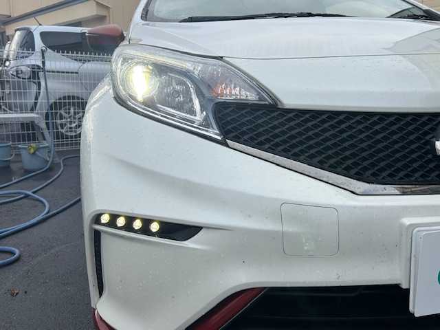 日産 ノート ニスモ 宮城県 2016(平28)年 13.7万km ブリリアントホワイトパール 【登録時走行距離１３７０９９ｋｍ】/AM/FM/TV/CD/DVD/Bluetooth接続/バックカメラ/ETC/ドラレコ/プッシュスタート/スマートキー/スペアキー有/純正フロアマット/ハンドルカバー/純正アルミホイール/純正ドアバイザー