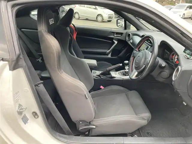 トヨタ ８６ GT 愛媛県 2013(平25)年 12万km サテンホワイトパール クスコタワーバー /スパルコセミバケットシート /後期テール /ケンウッドナビ /・CD/DVD/フルセグTV/Bluetooth/SD  /バックカメラ /ETC /HIDオートライト /純正アルミ /社外レーダー/取扱説明書/保証書/スペアキー