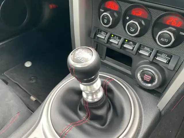 トヨタ ８６ GT 愛媛県 2013(平25)年 12万km サテンホワイトパール クスコタワーバー /スパルコセミバケットシート /後期テール /ケンウッドナビ /・CD/DVD/フルセグTV/Bluetooth/SD  /バックカメラ /ETC /HIDオートライト /純正アルミ /社外レーダー/取扱説明書/保証書/スペアキー