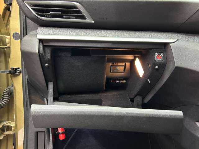 プジョー ３００８ ブルー HDi スペシャルED 千葉県 2018(平30)年 4.7万km ベージュ 特別仕様車　/ＡＣＣ　/半革シート　/純正ナビ　/ＴＶ　/Ｂカメラ　/ワイヤレスチャージ　/電動リアゲート　/アドバンスドグリップコントロール　　/オートハイビーム　/衝突軽減Ｂ　/ＢＳＭ　/ＬＫＡ　/ワンオーナー　/ドラレコ