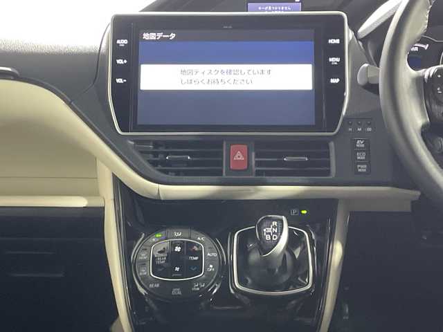 トヨタ ノア ハイブリッド Si ダブルバイビーⅡ 神奈川県 2019(令1)年 5万km ホワイトパールクリスタルシャイン トヨタセーフティセンス/純正10型ナビ【NSZN-Z68T】/・BT/フルセグTV/CD/DVD/SD/バックカメラ/純正12.1型フリップダウンモニター/デジタルインナーミラー/両側電動スライドドア/ハーフレザーシート/シートヒーター(D/N)/ビルトインETC2.0/革巻きステアリング/ステアリングスイッチ/クルーズコントロール/TRC/スマートキー/プッシュスタートボタン/シートリフター/LEDヘッドライト/フォグ/電動格納ミラー/ウィンカーミラー/二列目テーブル/二列目サンシェード/二列目USBポート/純正16インチアルミホイール/純正ドアバイザー/フロアマット