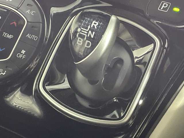 トヨタ ノア ハイブリッド Si ダブルバイビーⅡ 神奈川県 2019(令1)年 5万km ホワイトパールクリスタルシャイン トヨタセーフティセンス/純正10型ナビ【NSZN-Z68T】/・BT/フルセグTV/CD/DVD/SD/バックカメラ/純正12.1型フリップダウンモニター/デジタルインナーミラー/両側電動スライドドア/ハーフレザーシート/シートヒーター(D/N)/ビルトインETC2.0/革巻きステアリング/ステアリングスイッチ/クルーズコントロール/TRC/スマートキー/プッシュスタートボタン/シートリフター/LEDヘッドライト/フォグ/電動格納ミラー/ウィンカーミラー/二列目テーブル/二列目サンシェード/二列目USBポート/純正16インチアルミホイール/純正ドアバイザー/フロアマット