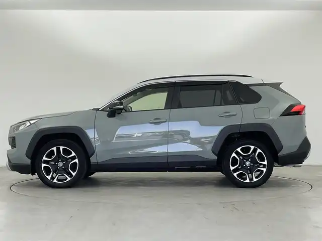 トヨタ ＲＡＶ４ アドベンチャー 群馬県 2020(令2)年 3.4万km アッシュグレーメタリック/アーバンカーキ パノラマルーフ/ブラインドスポットモニター/リヤクロストラフィックオートブレーキ/インテリジェントクリアランスソナー/純正9インチSDナビ/（フルセグTV/Bluetooth/CD/DVD/SD）/バックカメラ/トヨタセーフティセンス/・プリクラッシュセーフティ/・レーントレーシングアシスト/・レーダークルーズコントロール/・オートハイビーム/・ロードサインアシスト/ETC/パワーバックドア/LEDヘッドライト/電動パーキングブレーキ/オートホールド/プッシュスタート