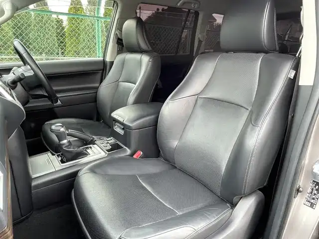トヨタ ランドクルーザー プラド TX Lパッケージ 千葉県 2019(令1)年 6.6万km アバンギャルドブロンズメタリック 【ディーゼル 4WD 5人乗】/黒革シート/前席パワーシート/シートヒーター/シートベンチレーター/Tコネクトナビ/（Bluetooth・MSV・USB入力端子・フルセグTV/TVキャンセラー付）/パノラミックビューカメラ/フロント/サイド/バックカメラ/ビルトインETC2.0/プリクラッシュセーフティ/レーンディパーチャーアラート/レーダークルーズコントロール/オートハイビーム/オートライト/クリアランスソナー/センターデフロック/DAC/VIPERセキュリティ/ルーフレール/純正フロアマット