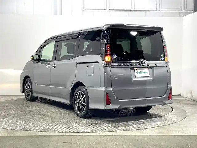 トヨタ ヴォクシー ZS 煌 大阪府 2015(平27)年 6.4万km アイスチタニウムマイカメタリック 純正ナビ(フルセグ/DVD再生/Bluetooth) バックカメラ ETC 両側パワースライドドア オートライト オートエアコン 横滑り防止 スマートキー プッシュスタート フォグランプ