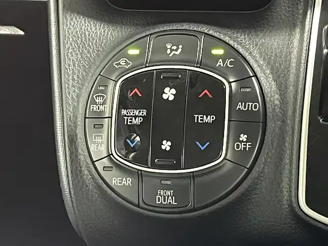 トヨタ ヴォクシー ZS 煌 大阪府 2015(平27)年 6.4万km アイスチタニウムマイカメタリック 純正ナビ(フルセグ/DVD再生/Bluetooth) バックカメラ ETC 両側パワースライドドア オートライト オートエアコン 横滑り防止 スマートキー プッシュスタート フォグランプ