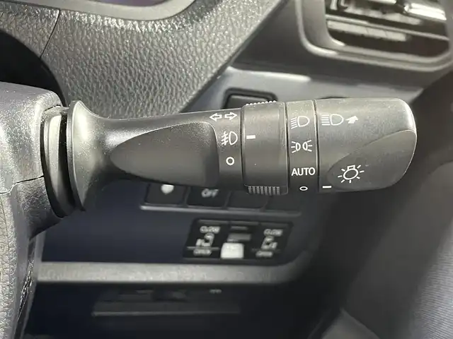 トヨタ ヴォクシー ZS 煌 大阪府 2015(平27)年 6.4万km アイスチタニウムマイカメタリック 純正ナビ(フルセグ/DVD再生/Bluetooth) バックカメラ ETC 両側パワースライドドア オートライト オートエアコン 横滑り防止 スマートキー プッシュスタート フォグランプ