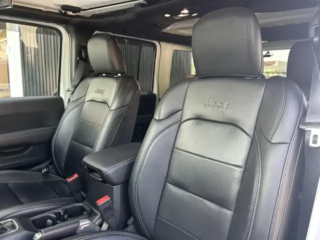 クライスラー・ジープ ジープ ラングラー アンリミテッド サハラ 福岡県 2020(令2)年 3.6万km ブライトホワイト アダプティブクルーズコントロール/レーンキープアシスト/ブラインドスポットモニター/Alpineスピーカー/純正ナビ/Applecarplay/androidauto/フルセグTV/Bluetooth/バックカメラ/サイドカメラ/黒革シート/前席シートヒーター/LEDヘッドライト/オートハイビーム/前後ドライブレコーダー/純正18インチアルミホイール/ETC2.0/取扱説明書/保証書/スペアキー×1/ミラー型レーダー探知機