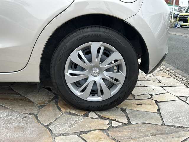 マツダ マツダ２ 15S スマートエディション 静岡県 2022(令4)年 0.7万km プラチナクォーツメタリック 純正ナビ/・FM/・AM/・Stitcher/・Bluetooth/・USB/・SD/・AUX/主要装備/・３６０°ビューモニター/・ＥＴＣ/・ドライブレコーダー/・ブラインドスポットモニター/・ＬＥＤヘッドライト/・スマートシティーブレーキサポート/・車線逸脱警報システム/・アイドリングストップ/・コーナーセンサー/・ＭＴモード付ＡＴ/・誤発進抑制制御/・サイドカーテンエアバッグ