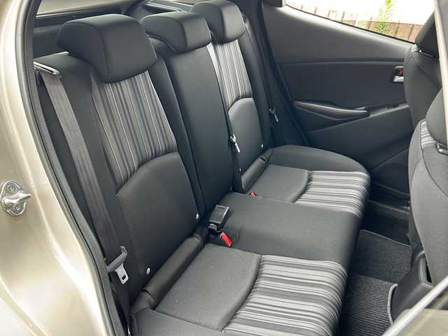 マツダ マツダ２ 15S スマートエディション 静岡県 2022(令4)年 0.7万km プラチナクォーツメタリック 純正ナビ/・FM/・AM/・Stitcher/・Bluetooth/・USB/・SD/・AUX/主要装備/・３６０°ビューモニター/・ＥＴＣ/・ドライブレコーダー/・ブラインドスポットモニター/・ＬＥＤヘッドライト/・スマートシティーブレーキサポート/・車線逸脱警報システム/・アイドリングストップ/・コーナーセンサー/・ＭＴモード付ＡＴ/・誤発進抑制制御/・サイドカーテンエアバッグ