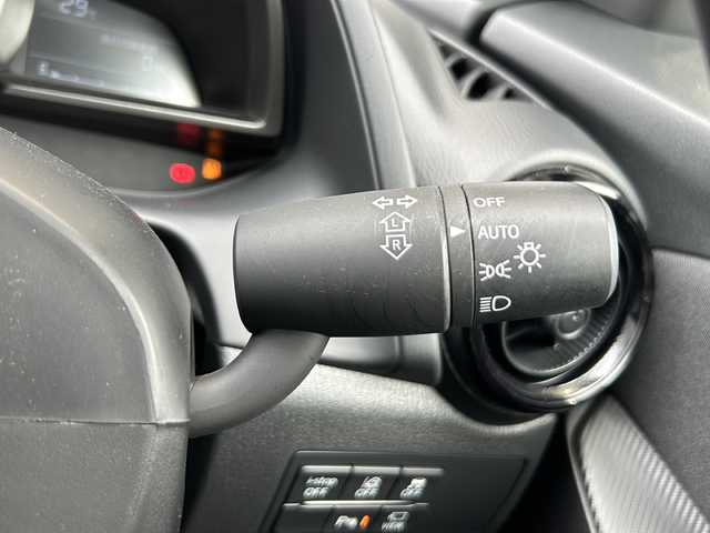 マツダ マツダ２ 15S スマートエディション 静岡県 2022(令4)年 0.7万km プラチナクォーツメタリック 純正ナビ/・FM/・AM/・Stitcher/・Bluetooth/・USB/・SD/・AUX/主要装備/・３６０°ビューモニター/・ＥＴＣ/・ドライブレコーダー/・ブラインドスポットモニター/・ＬＥＤヘッドライト/・スマートシティーブレーキサポート/・車線逸脱警報システム/・アイドリングストップ/・コーナーセンサー/・ＭＴモード付ＡＴ/・誤発進抑制制御/・サイドカーテンエアバッグ