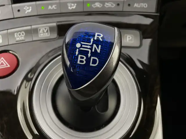 トヨタ プリウス S　マイコーデ 新潟県 2014(平26)年 10.6万km ホワイトパールクリスタルシャイン 純正メモリーナビ/フルセグ＆ＤＶＤ/合皮レザー/スマートキー/スペアキー/ビルトインＥＴＣ/ＨＩＤ/純正１５アルミ/左右バニティミラー/スタッドレス積込/保証書＆整備手帳