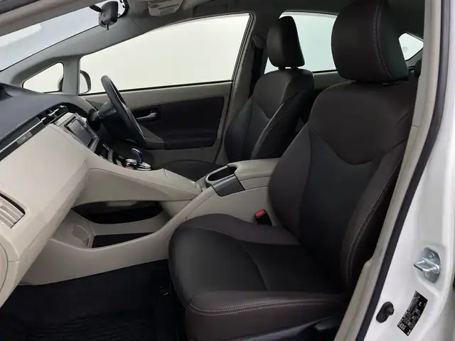 トヨタ プリウス S　マイコーデ 新潟県 2014(平26)年 10.6万km ホワイトパールクリスタルシャイン 純正メモリーナビ/フルセグ＆ＤＶＤ/合皮レザー/スマートキー/スペアキー/ビルトインＥＴＣ/ＨＩＤ/純正１５アルミ/左右バニティミラー/スタッドレス積込/保証書＆整備手帳