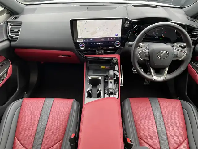 レクサス ＮＸ 350h Fスポーツ 東京都 2023(令5)年 1.8万km ホワイトノーヴァガラスフレーク パノラマルーフ/純正14インチディスプレイオーディオ/パノラミックビューモニター/デジタルインナーミラー/ビルトインETC2.0/ルーフレール/ヘッドアップディスプレイ/全席シートヒーター/前席ベンチレーションシート/ステアリングヒーター/パワーバックドア/AV100V/置くだけ充電/パドルシフト/Lexus Safety System ＋/プリクラッシュセーフティ/レーンキープアシスト/ブラインドスポットモニター/アダプティブハイビームシステム/アダプティブクルーズコントロール/コーナーセンサー
