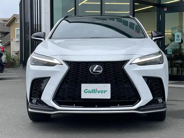 レクサス ＮＸ 350h Fスポーツ 東京都 2023(令5)年 1.8万km ホワイトノーヴァガラスフレーク パノラマルーフ/純正14インチディスプレイオーディオ/パノラミックビューモニター/デジタルインナーミラー/ビルトインETC2.0/ルーフレール/ヘッドアップディスプレイ/全席シートヒーター/前席ベンチレーションシート/ステアリングヒーター/パワーバックドア/AV100V/置くだけ充電/パドルシフト/Lexus Safety System ＋/プリクラッシュセーフティ/レーンキープアシスト/ブラインドスポットモニター/アダプティブハイビームシステム/アダプティブクルーズコントロール/コーナーセンサー