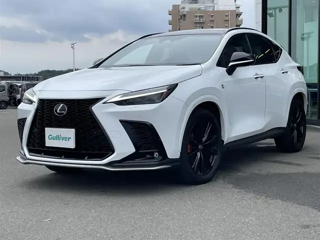 レクサス ＮＸ 350h Fスポーツ 東京都 2023(令5)年 1.8万km ホワイトノーヴァガラスフレーク パノラマルーフ/純正14インチディスプレイオーディオ/パノラミックビューモニター/デジタルインナーミラー/ビルトインETC2.0/ルーフレール/ヘッドアップディスプレイ/全席シートヒーター/前席ベンチレーションシート/ステアリングヒーター/パワーバックドア/AV100V/置くだけ充電/パドルシフト/Lexus Safety System ＋/プリクラッシュセーフティ/レーンキープアシスト/ブラインドスポットモニター/アダプティブハイビームシステム/アダプティブクルーズコントロール/コーナーセンサー