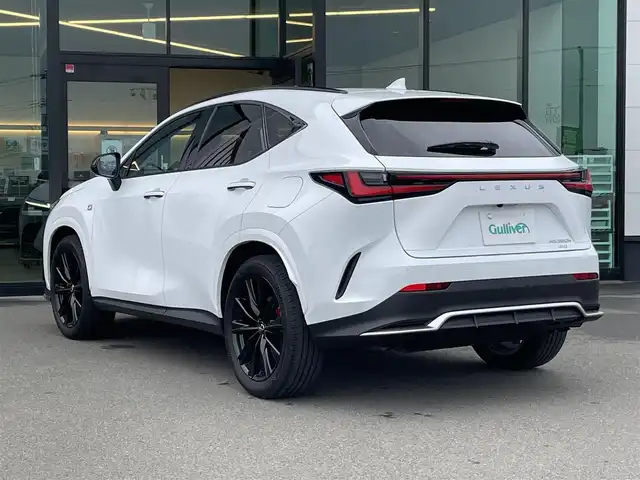 レクサス ＮＸ 350h Fスポーツ 東京都 2023(令5)年 1.8万km ホワイトノーヴァガラスフレーク パノラマルーフ/純正14インチディスプレイオーディオ/パノラミックビューモニター/デジタルインナーミラー/ビルトインETC2.0/ルーフレール/ヘッドアップディスプレイ/全席シートヒーター/前席ベンチレーションシート/ステアリングヒーター/パワーバックドア/AV100V/置くだけ充電/パドルシフト/Lexus Safety System ＋/プリクラッシュセーフティ/レーンキープアシスト/ブラインドスポットモニター/アダプティブハイビームシステム/アダプティブクルーズコントロール/コーナーセンサー