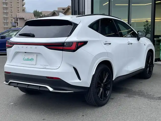 レクサス ＮＸ 350h Fスポーツ 東京都 2023(令5)年 1.8万km ホワイトノーヴァガラスフレーク パノラマルーフ/純正14インチディスプレイオーディオ/パノラミックビューモニター/デジタルインナーミラー/ビルトインETC2.0/ルーフレール/ヘッドアップディスプレイ/全席シートヒーター/前席ベンチレーションシート/ステアリングヒーター/パワーバックドア/AV100V/置くだけ充電/パドルシフト/Lexus Safety System ＋/プリクラッシュセーフティ/レーンキープアシスト/ブラインドスポットモニター/アダプティブハイビームシステム/アダプティブクルーズコントロール/コーナーセンサー