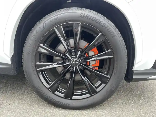 レクサス ＮＸ 350h Fスポーツ 東京都 2023(令5)年 1.8万km ホワイトノーヴァガラスフレーク パノラマルーフ/純正14インチディスプレイオーディオ/パノラミックビューモニター/デジタルインナーミラー/ビルトインETC2.0/ルーフレール/ヘッドアップディスプレイ/全席シートヒーター/前席ベンチレーションシート/ステアリングヒーター/パワーバックドア/AV100V/置くだけ充電/パドルシフト/Lexus Safety System ＋/プリクラッシュセーフティ/レーンキープアシスト/ブラインドスポットモニター/アダプティブハイビームシステム/アダプティブクルーズコントロール/コーナーセンサー