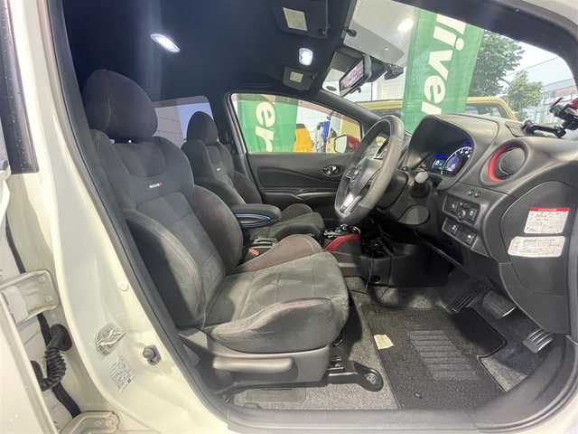 日産 ノート e－パワー ニスモ 群馬県 2018(平30)年 10.1万km ブリリアントホワイトパール エマージェンシーブレーキ/純正メモリナビゲーション/（CD/DVD/SD/BT/フルセグTV）/全方位カメラ/デジタルインナーミラー/ナビ連動ドライブレコーダー/ETC/クルーズコントロール/クリアランスソナー/LEDヘッドライト/オートライト/ドアバイザー/電格ミラー/社外フロアマット/純正16インチアルミホイール