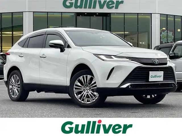 トヨタ ハリアー ハイブリッド G 島根県 2022(令4)年 3.5万km ホワイトパールクリスタルシャイン 登録時走行距離 34776km/ワンオーナー/取扱説明書（ナビ・車両）/保証書/純正ディスプレイオーディオ/(Bluetooth/AM/FM/USB/Miracast)/バックカメラ/プリクラッシュセーフティシステム/ブラインドスポットモニター/レーダークルーズコントロール/レーンキープアシススト/電動リアゲート/ドライブレコーダー前後/パワーシート/クリアランスソナー/LEDヘッドライト/オートライト/オートマチックハイビーム/４WD/ETC/純正アルミ１９インチ/禁煙車