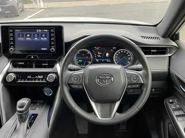 トヨタ ハリアー ハイブリッド G 島根県 2022(令4)年 3.5万km ホワイトパールクリスタルシャイン 登録時走行距離 34776km/ワンオーナー/取扱説明書（ナビ・車両）/保証書/純正ディスプレイオーディオ/(Bluetooth/AM/FM/USB/Miracast)/バックカメラ/プリクラッシュセーフティシステム/ブラインドスポットモニター/レーダークルーズコントロール/レーンキープアシススト/電動リアゲート/ドライブレコーダー前後/パワーシート/クリアランスソナー/LEDヘッドライト/オートライト/オートマチックハイビーム/４WD/ETC/純正アルミ１９インチ/禁煙車