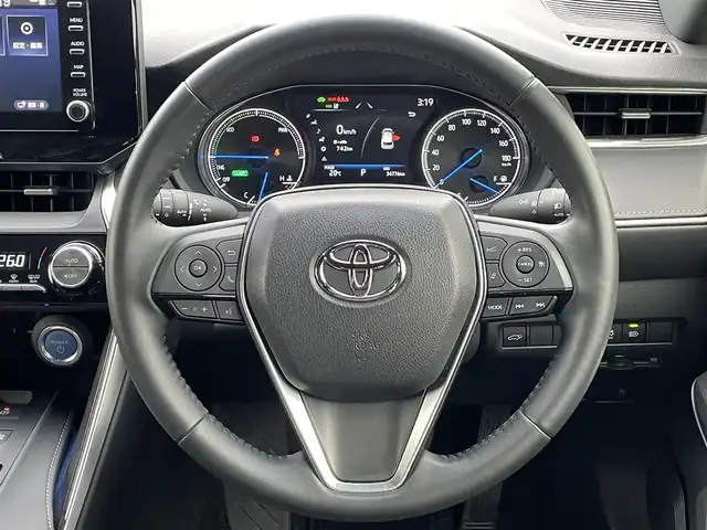 トヨタ ハリアー ハイブリッド G 島根県 2022(令4)年 3.5万km ホワイトパールクリスタルシャイン 登録時走行距離 34776km/ワンオーナー/取扱説明書（ナビ・車両）/保証書/純正ディスプレイオーディオ/(Bluetooth/AM/FM/USB/Miracast)/バックカメラ/プリクラッシュセーフティシステム/ブラインドスポットモニター/レーダークルーズコントロール/レーンキープアシススト/電動リアゲート/ドライブレコーダー前後/パワーシート/クリアランスソナー/LEDヘッドライト/オートライト/オートマチックハイビーム/４WD/ETC/純正アルミ１９インチ/禁煙車