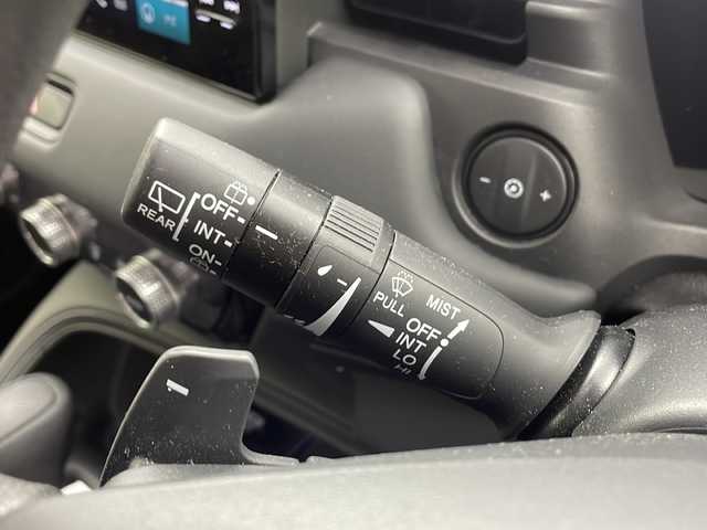 ホンダ ヴェゼル ハイブリッド e:HEV X 大阪府 2023(令5)年 3.5万km クリスタルブラックパール 純正９インチワイドディスプレイオーディオ/【BT/フルセグTV/ナビ/USB]/バックカメラ/ワイヤレス充電器/ETC2.0/ドライブレコーダー前後　DRH-224SD/衝突被害軽減システム/レーンキープアシスト/コーナーセンサー前後/クルーズコントロール追跡/オートライト/パドルシフト/BRAKEHOLD/純正17インチアルミホイール/純正フロアマット/スペアキー