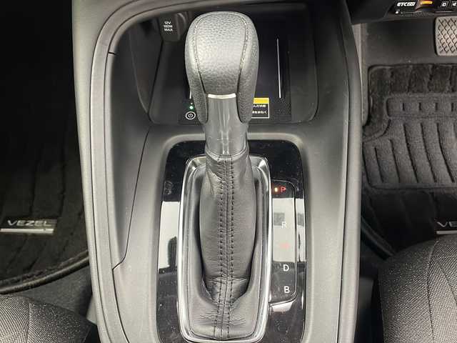 ホンダ ヴェゼル ハイブリッド e:HEV X 大阪府 2023(令5)年 3.5万km クリスタルブラックパール 純正９インチワイドディスプレイオーディオ/【BT/フルセグTV/ナビ/USB]/バックカメラ/ワイヤレス充電器/ETC2.0/ドライブレコーダー前後　DRH-224SD/衝突被害軽減システム/レーンキープアシスト/コーナーセンサー前後/クルーズコントロール追跡/オートライト/パドルシフト/BRAKEHOLD/純正17インチアルミホイール/純正フロアマット/スペアキー