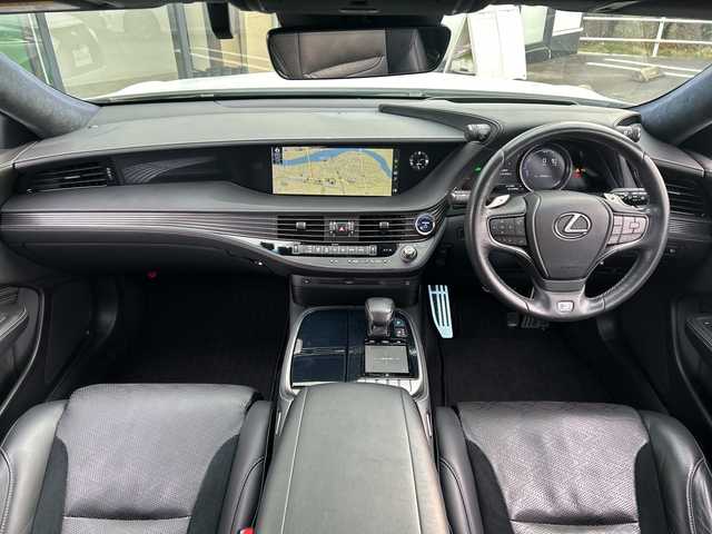 レクサス ＬＳ 500h Fスポーツ 岐阜県 2017(平29)年 3万km ホワイトノーヴァガラスフレーク 登録時走行距離29525km/サンルーフ/純正ディスプレイオーディオ/全方位カメラ/ＥＴＣ２．０/禁煙車/クルーズコントロール/レーンキープアシスト/コーナーセンサー/バックカメラ/ドライブレコーダー/ハーフレザーシート/シートヒーター/エアシート/ステアリングヒーター/純正アルミホイール/純正フロアマット/LEDヘッドライト/オートライト/オートマチックハイビーム/電動リアゲート/ブラインドスポットモニター/プッシュスタート/スマートキー/アイドリングストップ