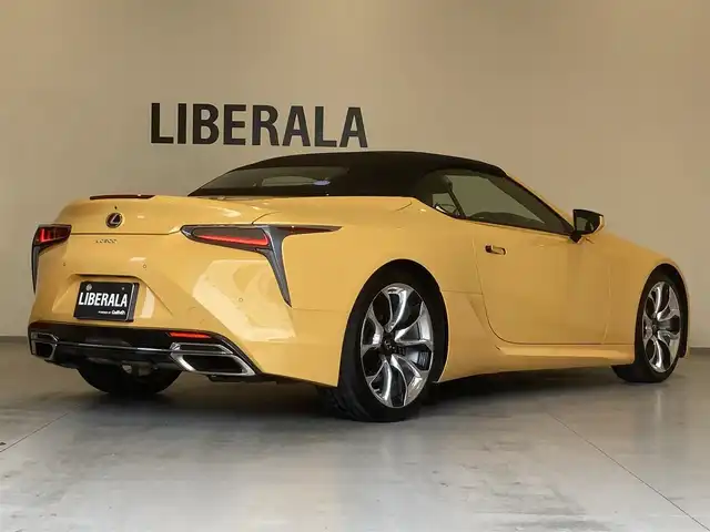 レクサス ＬＣ 500 コンバーチブル 熊本県 2020(令2)年 1.3万km ネープルスイエローコントラストレイヤリング ・スマートキー/・プッシュスタート/・電動オープン/・プリクラッシュブレーキシステム/・レーンキープアシスト/・ブラインドスポットモニター/・クルーズコントロール(追従式)/・黒革シート/・前席シートヒーター ＆エアシート /・ハンドルヒーター /・純正メモリナビ/　【BD・Bluetooth・USB・SD・AUX・MSV】/・フルセグTV/・バックカメラ/・ETC2.0/・ドライブレコーダー(前方録画)/・ヘッドアップディスプレイ/・LEDヘッドランプ/・純正マット/・保証書/取説