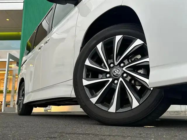 トヨタ ヴォクシー S－Z 宮城県 2022(令4)年 2.1万km ホワイトパールクリスタルシャイン ディスプレイオーディオプラス/・10.5インチ/・車載メモリーナビ/・CD/DVD/・フルセグTV/・USB/HDMI/・AppleCarPlay/AndroidAuto/・ETC2.0/ドライビングサポートパッケージ/・ヘッドアップディスプレイ/・デジタルインナーミラー/ブラインドスポットモニター/＋安心降車アシスト/＋アドバンスドドライブ/＋フロントクロストラフィックアラート/＋レーンチェンジアシスト/＋パーキングサポートブレーキ（後方接近車両）/＝＝＝/セーフティセンス/・プリクラッシュセーフティ/・レーントレーシングアシスト/レーンディパーチャーアラート/・レーダークルーズコントロール/・オートマチックハイビーム/・ロードサインアシスト/・ドライバー異常時対応システム/・プロアクティブドライビングアシスト/・発進遅れ告知機能/パーキングサポートブレーキ/バックカメラ/ドライブレコーダー/両側パワースライドドア/ハーフレザーシート/シートヒーター/電動パーキングブレーキ/ブレーキホールド/LEDヘッドランプ/純正17インチAW