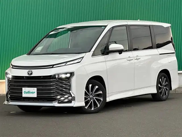トヨタ ヴォクシー S－Z 宮城県 2022(令4)年 2.1万km ホワイトパールクリスタルシャイン ディスプレイオーディオプラス/・10.5インチ/・車載メモリーナビ/・CD/DVD/・フルセグTV/・USB/HDMI/・AppleCarPlay/AndroidAuto/・ETC2.0/ドライビングサポートパッケージ/・ヘッドアップディスプレイ/・デジタルインナーミラー/ブラインドスポットモニター/＋安心降車アシスト/＋アドバンスドドライブ/＋フロントクロストラフィックアラート/＋レーンチェンジアシスト/＋パーキングサポートブレーキ（後方接近車両）/＝＝＝/セーフティセンス/・プリクラッシュセーフティ/・レーントレーシングアシスト/レーンディパーチャーアラート/・レーダークルーズコントロール/・オートマチックハイビーム/・ロードサインアシスト/・ドライバー異常時対応システム/・プロアクティブドライビングアシスト/・発進遅れ告知機能/パーキングサポートブレーキ/バックカメラ/ドライブレコーダー/両側パワースライドドア/ハーフレザーシート/シートヒーター/電動パーキングブレーキ/ブレーキホールド/LEDヘッドランプ/純正17インチAW