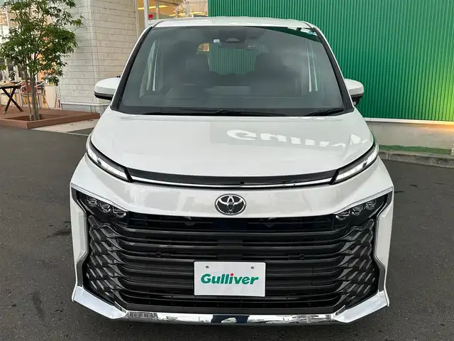 トヨタ ヴォクシー S－Z 宮城県 2022(令4)年 2.1万km ホワイトパールクリスタルシャイン ディスプレイオーディオプラス/・10.5インチ/・車載メモリーナビ/・CD/DVD/・フルセグTV/・USB/HDMI/・AppleCarPlay/AndroidAuto/・ETC2.0/ドライビングサポートパッケージ/・ヘッドアップディスプレイ/・デジタルインナーミラー/ブラインドスポットモニター/＋安心降車アシスト/＋アドバンスドドライブ/＋フロントクロストラフィックアラート/＋レーンチェンジアシスト/＋パーキングサポートブレーキ（後方接近車両）/＝＝＝/セーフティセンス/・プリクラッシュセーフティ/・レーントレーシングアシスト/レーンディパーチャーアラート/・レーダークルーズコントロール/・オートマチックハイビーム/・ロードサインアシスト/・ドライバー異常時対応システム/・プロアクティブドライビングアシスト/・発進遅れ告知機能/パーキングサポートブレーキ/バックカメラ/ドライブレコーダー/両側パワースライドドア/ハーフレザーシート/シートヒーター/電動パーキングブレーキ/ブレーキホールド/LEDヘッドランプ/純正17インチAW
