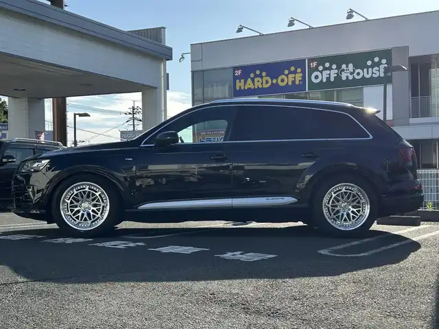 アウディ Ｑ７ 3.0TFSI クワトロ Sライン PKG 長崎県 2016(平28)年 12.8万km ディープブラックパールエフェクト 純正ナビ（FM/AM/BT/TV/CD）/プッシュスタート/スマートキー×2/パドルシフト/フルタイム4WD/スーパーチャージャー/WORK20インチアルミホイール/純正フロアマット/レザーシート/DN席パワーシート/DN席＋2列目シートヒーター/電動格納サードシート/電動リアゲート/前方ドライブレコーダー/全方位カメラ/オートライト/パーキングアシスト/ABS/衝突被害軽減システム/前後コーナーセンサー/取扱説明書/記録簿/保証書