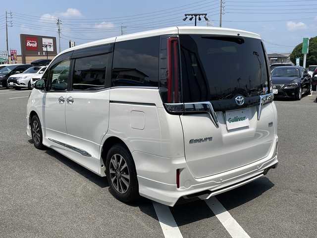 トヨタ エスクァイア ハイブリッド Gi 岐阜県 2020(令2)年 4.8万km ホワイトパールクリスタルシャイン 登録時走行距離：47514km/ワンオーナー/モデリスタエアロ/純正SDナビ（NSZT-Y68）/CD・フルセグテレビ（キャンセラー付き）・AM・FM・BT・USB/バックカメラ/フリップダウンモニター/クルーズコントロール/ビルトインETC/前席シートヒーター/前後ドライブレコーダー/パーキングサポートブレーキ/クリアランスソナー/先行車発進告知/レーンディパーチャーアラート/両側パワースライドドア/オートライト/オートハイビーム/ステアリングスイッチ/電動格納ウィンカーミラー/純正フロアマット/スタッドレスタイヤ車載/保証書/取扱説明書/スペアキー