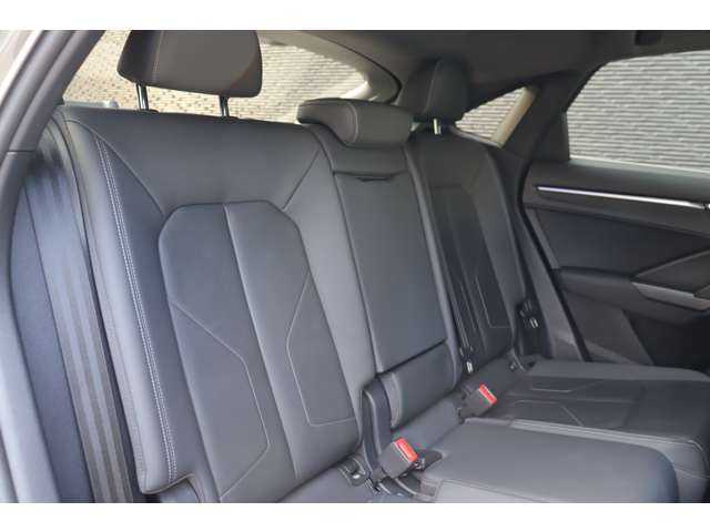 アウディ Ｑ３ SB 35TFSI Sライン 大分県 2020(令2)年 6万km グレー クロノスグレーメタリック（LX7G）/スペアキー1本/保証書/取扱説明書/アダクティブクルーズコントロール/パーキングセンサー/Ａｕｄｉサイドアシスト/ドライブモセレクト/オールウェザーライト/レインセンサー/電動格納ミラー/純正ナビ/CarPlay/全方位カメラ/社外ドラレコ（全方位）/ワイヤレス充電/フットオープナー/アンビエントライト/純正フロアマット/純正１９インチアルミホイール