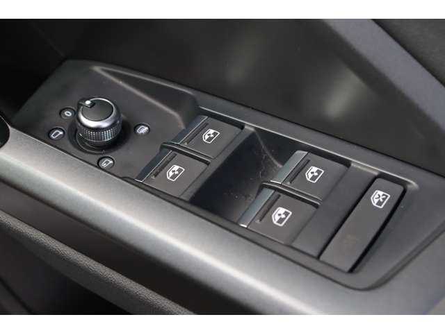 アウディ Ｑ３ SB 35TFSI Sライン 大分県 2020(令2)年 6万km グレー クロノスグレーメタリック（LX7G）/スペアキー1本/保証書/取扱説明書/アダクティブクルーズコントロール/パーキングセンサー/Ａｕｄｉサイドアシスト/ドライブモセレクト/オールウェザーライト/レインセンサー/電動格納ミラー/純正ナビ/CarPlay/全方位カメラ/社外ドラレコ（全方位）/ワイヤレス充電/フットオープナー/アンビエントライト/純正フロアマット/純正１９インチアルミホイール