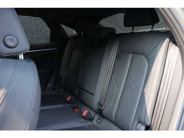 アウディ Ｑ３ SB 35TFSI Sライン 大分県 2020(令2)年 6万km グレー クロノスグレーメタリック（LX7G）/スペアキー1本/保証書/取扱説明書/アダクティブクルーズコントロール/パーキングセンサー/Ａｕｄｉサイドアシスト/ドライブモセレクト/オールウェザーライト/レインセンサー/電動格納ミラー/純正ナビ/CarPlay/全方位カメラ/社外ドラレコ（全方位）/ワイヤレス充電/フットオープナー/アンビエントライト/純正フロアマット/純正１９インチアルミホイール