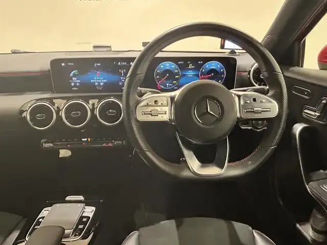 メルセデス・ベンツ Ａ１８０ スタイル AMGライン 熊本県 2020(令2)年 1.7万km ジュピターレッド ・純正ナビ/・CarPlay/・Bluetooth/・フルセグTV/・バックカメラ/・コーナーセンサー/・アダプティブクルーズコントロール/・ETC2.0/・前後ドライブレコーダー/・ハーフレザーシート/・前席シートヒーター/・アクティブハンドルアシスト/・アクティブレーンアシスト/・道路標識アシスト/・アクティブブレーキアシスト/・ブラインドスポットモニター/・ＬＥＤヘッドライト/・レーダー探知機/・ジュピターレッド