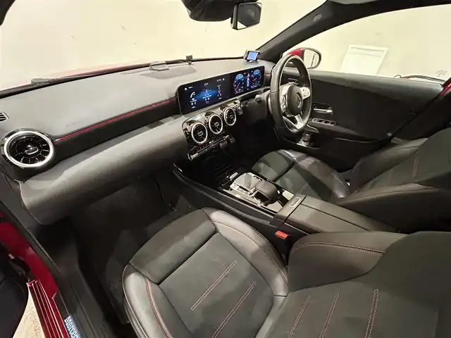 メルセデス・ベンツ Ａ１８０ スタイル AMGライン 熊本県 2020(令2)年 1.7万km ジュピターレッド ・純正ナビ/・CarPlay/・Bluetooth/・フルセグTV/・バックカメラ/・コーナーセンサー/・アダプティブクルーズコントロール/・ETC2.0/・前後ドライブレコーダー/・ハーフレザーシート/・前席シートヒーター/・アクティブハンドルアシスト/・アクティブレーンアシスト/・道路標識アシスト/・アクティブブレーキアシスト/・ブラインドスポットモニター/・ＬＥＤヘッドライト/・レーダー探知機/・ジュピターレッド