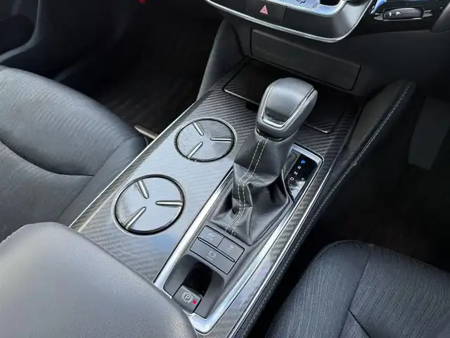 トヨタ クラウン ハイブリッド RS 佐賀県 2018(平30)年 6.8万km ホワイトパールクリスタルシャイン 純正ダブルディスプレイナビゲーション/・フルセグTV/CD/DVD/SD/Bluetooth/バックカメラ/前方ドライブレコーダー/ビルトインETC/電子パーキングブレーキ/・AUTO HOLD機能/DN席パワーシート/シートヒーター/ISOFIX対応/革巻きステアリング/ステアリングヒーター/ステアリングリモコン/純正18インチアルミホイール/純正LEDヘッドライト/・オートマチックハイビーム/純正LEDフォグランプ/純正フロアマット/純正ドアバイザ―/取扱説明書/スペアキー１本/トヨタセーフティセンス/・レーダークルーズコントロール/・プリクラッシュセーフティ/・クリアランスソナー/・レーンディパーチャーアラート/・ロードサインアシスト