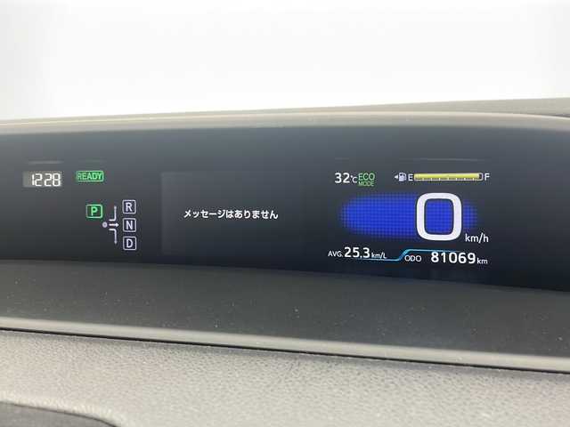 トヨタ プリウス S 沖縄県 2016(平28)年 8.1万km アティチュードブラックマイカ 純正9インチナビ(ＤＳＺＴ－ＹＣ４Ｔ)/(Ｂｌｕｅｔｏｏｔｈ　フルセグＴＶ　ＣＤ　ＤＶＤ　ＡＭ　ＦＭ)　/バックカメラ　/純正ビルトインＥＴＣ　/スマートキー　/ステアリングスイッチ　/アイドリングストップ/オートライト　/ＬＥＤヘッドライト　/純正15インチアルミホイール　/純正フロアマット/ドアバイザー