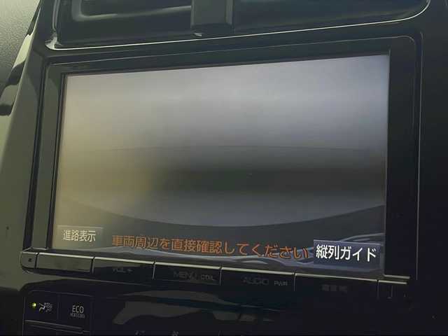 トヨタ プリウス S 沖縄県 2016(平28)年 8.1万km アティチュードブラックマイカ 純正9インチナビ(ＤＳＺＴ－ＹＣ４Ｔ)/(Ｂｌｕｅｔｏｏｔｈ　フルセグＴＶ　ＣＤ　ＤＶＤ　ＡＭ　ＦＭ)　/バックカメラ　/純正ビルトインＥＴＣ　/スマートキー　/ステアリングスイッチ　/アイドリングストップ/オートライト　/ＬＥＤヘッドライト　/純正15インチアルミホイール　/純正フロアマット/ドアバイザー