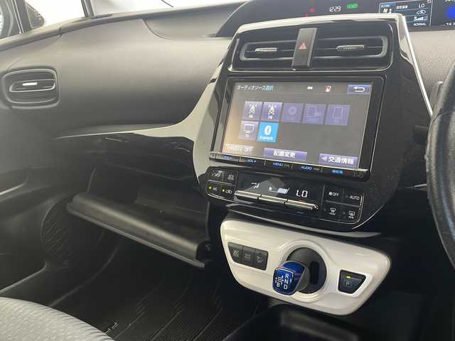 トヨタ プリウス S 沖縄県 2016(平28)年 8.1万km アティチュードブラックマイカ 純正9インチナビ(ＤＳＺＴ－ＹＣ４Ｔ)/(Ｂｌｕｅｔｏｏｔｈ　フルセグＴＶ　ＣＤ　ＤＶＤ　ＡＭ　ＦＭ)　/バックカメラ　/純正ビルトインＥＴＣ　/スマートキー　/ステアリングスイッチ　/アイドリングストップ/オートライト　/ＬＥＤヘッドライト　/純正15インチアルミホイール　/純正フロアマット/ドアバイザー