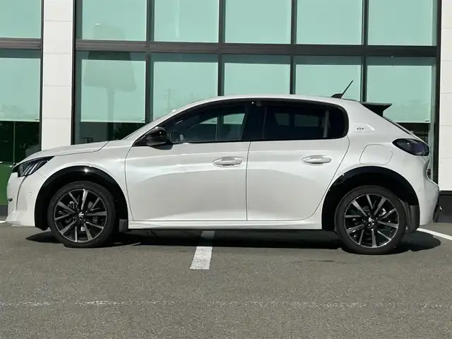 プジョー プジョー ２０８ GT 和歌山県 2021(令3)年 4.3万km 白Ⅱ 7インチディスプレイオーディオ/バックカメラ/衝突軽減ブレーキ/ブラインドスポットモニター/前後コーナーセンサー/オートライト/ETC/前後ドラレコ/シートヒーター/置くだけ充電器/パドルシフト/ステリモ/LEDヘッドライト/フォグランプ/フルオートパワーウィンドウ/プッシュスタート