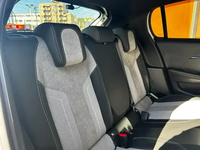 プジョー プジョー ２０８ GT 富山県 2021(令3)年 4.3万km 白Ⅱ 7インチディスプレイオーディオ/Bluetooth接続/App-conect/バックカメラ/衝突軽減ブレーキ/ブラインドスポットモニター/前後コーナーセンサー/オートライト/ETC/前後ドラレコ/シートヒーター/qi充電/パドルシフト/LEDヘッドライト/フォグランプ/フルオートパワーウィンドウ/プッシュスタート