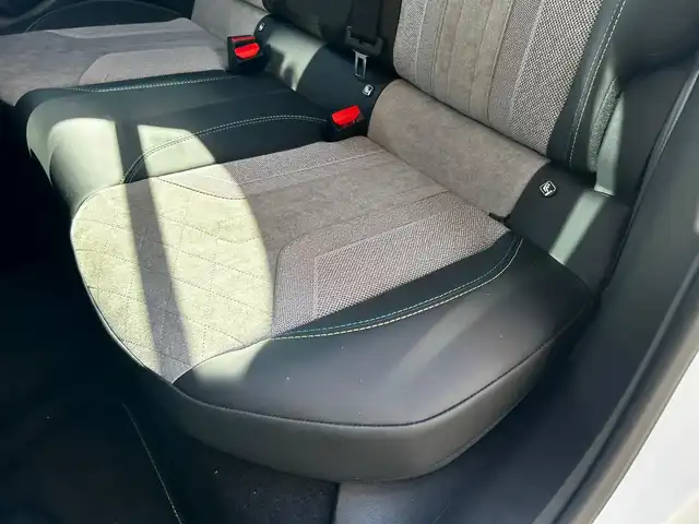 プジョー プジョー ２０８ GT 富山県 2021(令3)年 4.3万km 白Ⅱ 7インチディスプレイオーディオ/Bluetooth接続/App-conect/バックカメラ/衝突軽減ブレーキ/ブラインドスポットモニター/前後コーナーセンサー/オートライト/ETC/前後ドラレコ/シートヒーター/qi充電/パドルシフト/LEDヘッドライト/フォグランプ/フルオートパワーウィンドウ/プッシュスタート