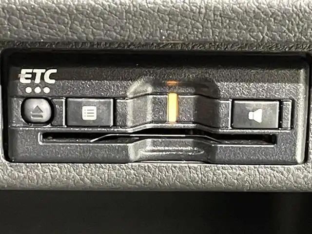 スズキ クロスビー HYBRID MZ 愛知県 2023(令5)年 2.8万km タフカーキパールメタリック/ホワイト2トーン 純正８インチナビ　/（AM/FM/Bluetooth/SD/iPod/フルセグTV/USB/CD・DVD再生)/アラウンドビューモニター　/衝突軽減ブレーキ　/レーダークルーズコントロール　/シートヒーター　/ビルトインＥＴＣ　/デジタルインナーミラー　/前後ドライブレコーダー　/ＬＥＤヘッドライト/LEDフォグランプ　/車線逸脱警報　/誤発進抑制機能/アダプティブハイビームシステム/標識認識機能/アイドリングストップ/パドルシフト/USB接続/ISOFIX/純正フロアマット/純正16インチAW/プッシュスタート/　　-スマートキー