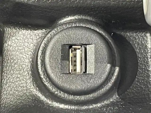 スズキ クロスビー HYBRID MZ 愛知県 2023(令5)年 2.8万km タフカーキパールメタリック/ホワイト2トーン 純正８インチナビ　/（AM/FM/Bluetooth/SD/iPod/フルセグTV/USB/CD・DVD再生)/アラウンドビューモニター　/衝突軽減ブレーキ　/レーダークルーズコントロール　/シートヒーター　/ビルトインＥＴＣ　/デジタルインナーミラー　/前後ドライブレコーダー　/ＬＥＤヘッドライト/LEDフォグランプ　/車線逸脱警報　/誤発進抑制機能/アダプティブハイビームシステム/標識認識機能/アイドリングストップ/パドルシフト/USB接続/ISOFIX/純正フロアマット/純正16インチAW/プッシュスタート/　　-スマートキー